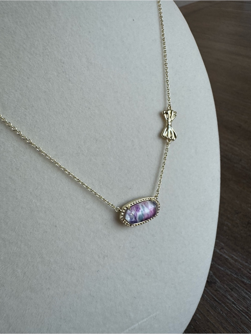 Kendra Scott x loveshackfancy Gold necklace with Pink Marble Oval and Bow - Picture 3 of 5